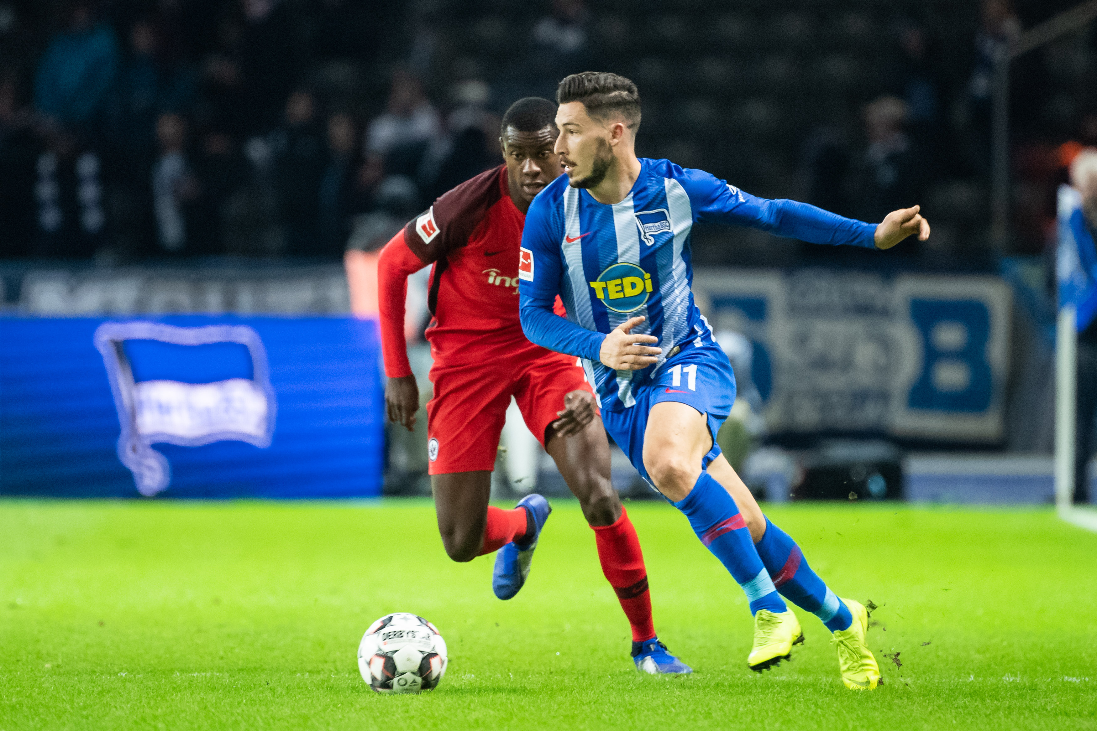 西甲最新积分榜：巴萨43分位列榜首，皇马42分紧追不舍（西甲积分榜更新：巴萨43分登顶，皇马42分紧随其后）