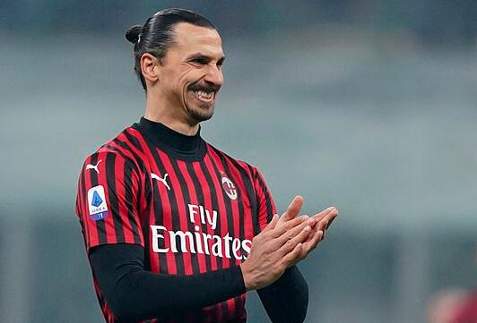 有爱，埃德森用手语向一名聋哑女球童示意：我爱你