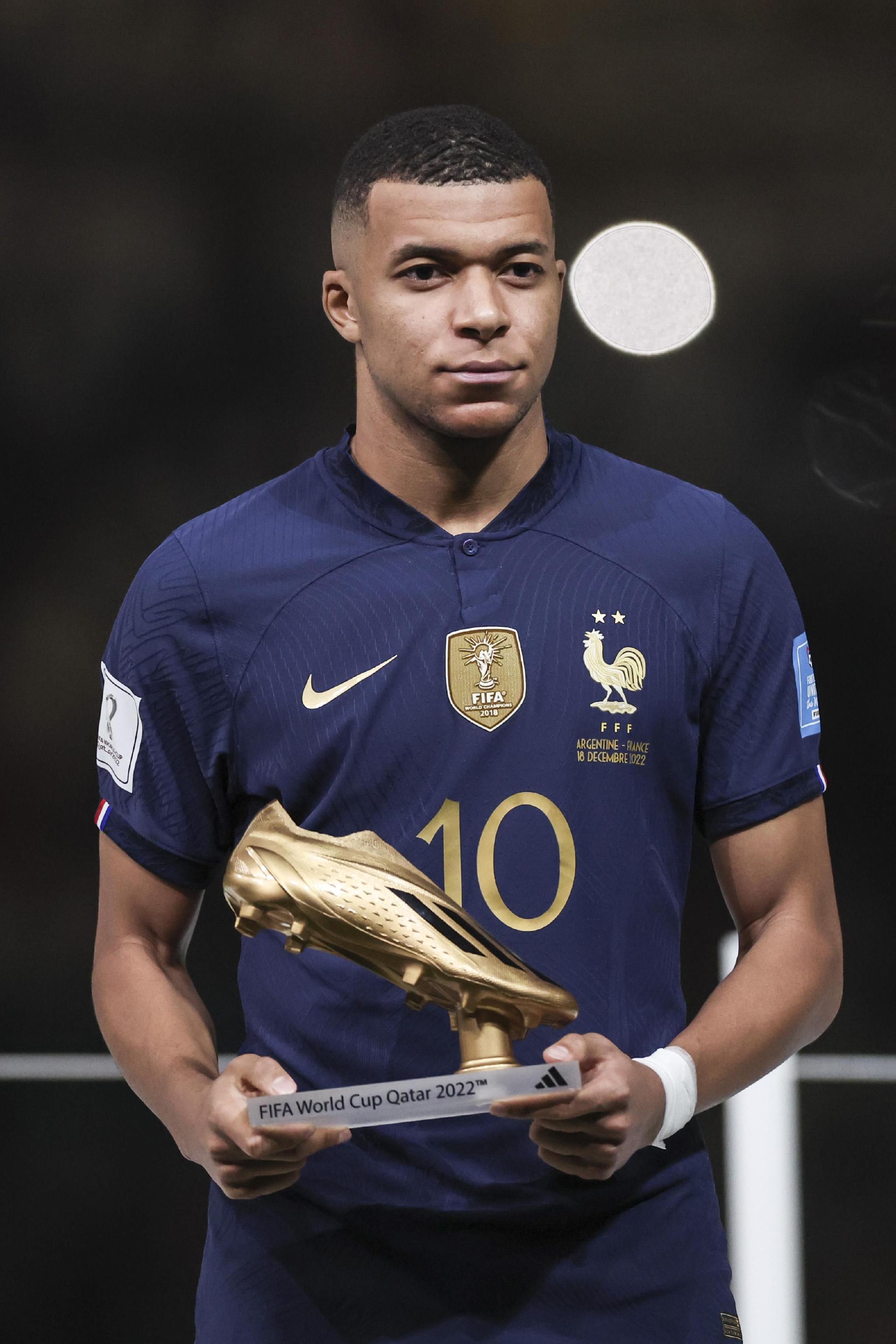 佳夫：作为后卫单场比赛进俩球不常见；沃尔特马德是顶级前锋